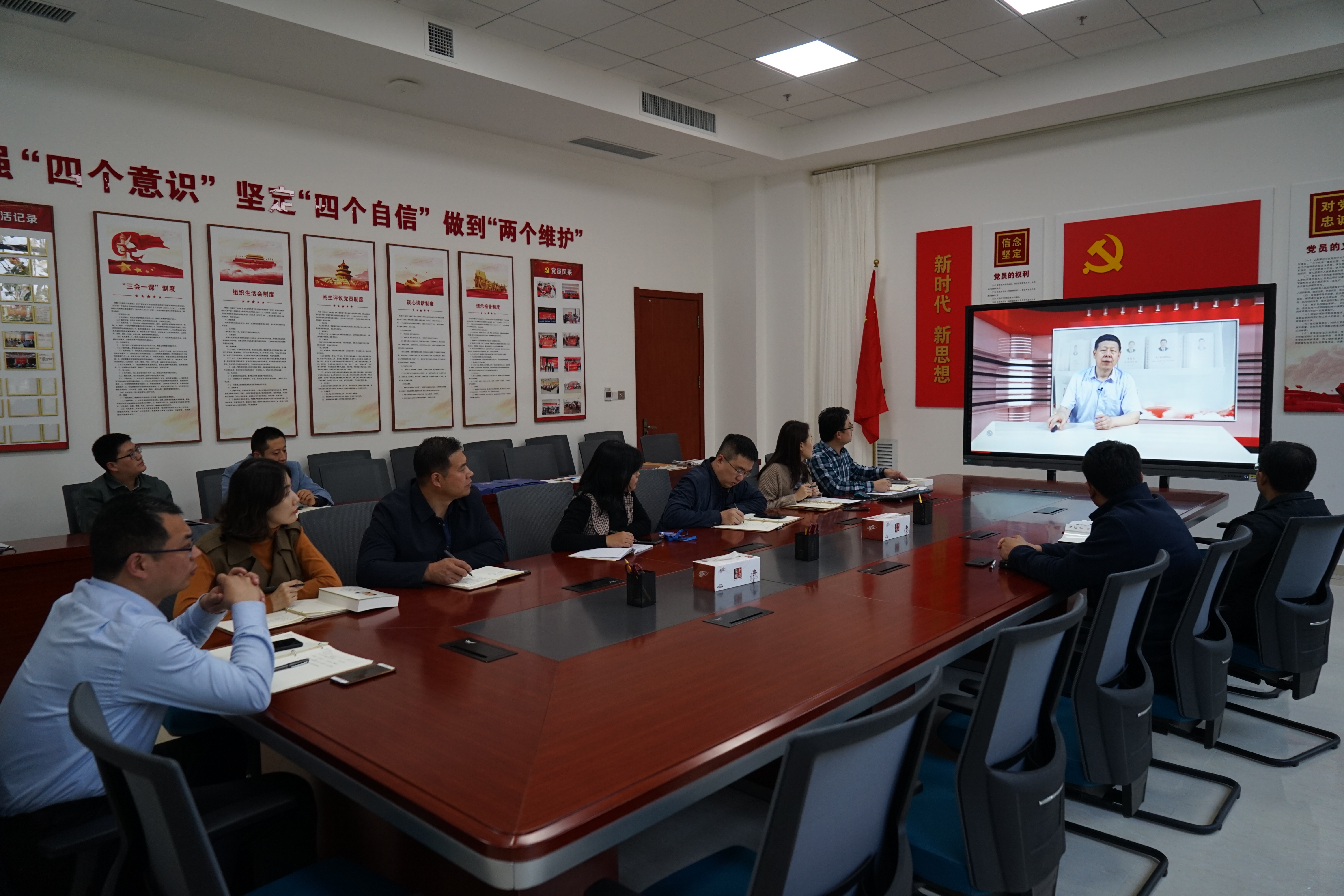 市老年大学党支部开展集中学习